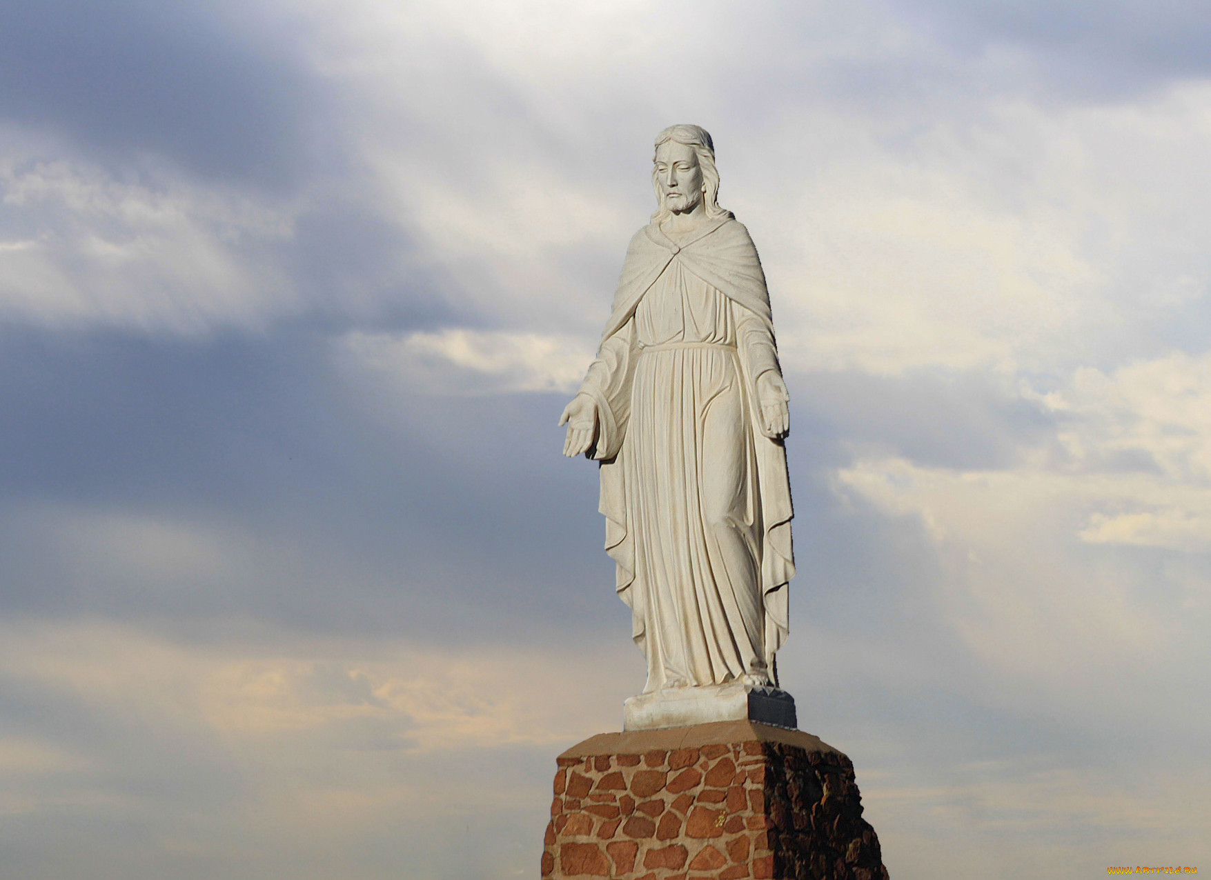 Статуя города. Большой памятник в городе женщина. Статуи города Копейск. Фару город памятники.